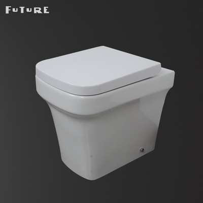 Contrat antibactérien de nouveau à la toilette de mur