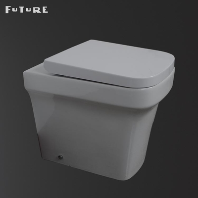Contrat antibactérien de nouveau à la toilette de mur